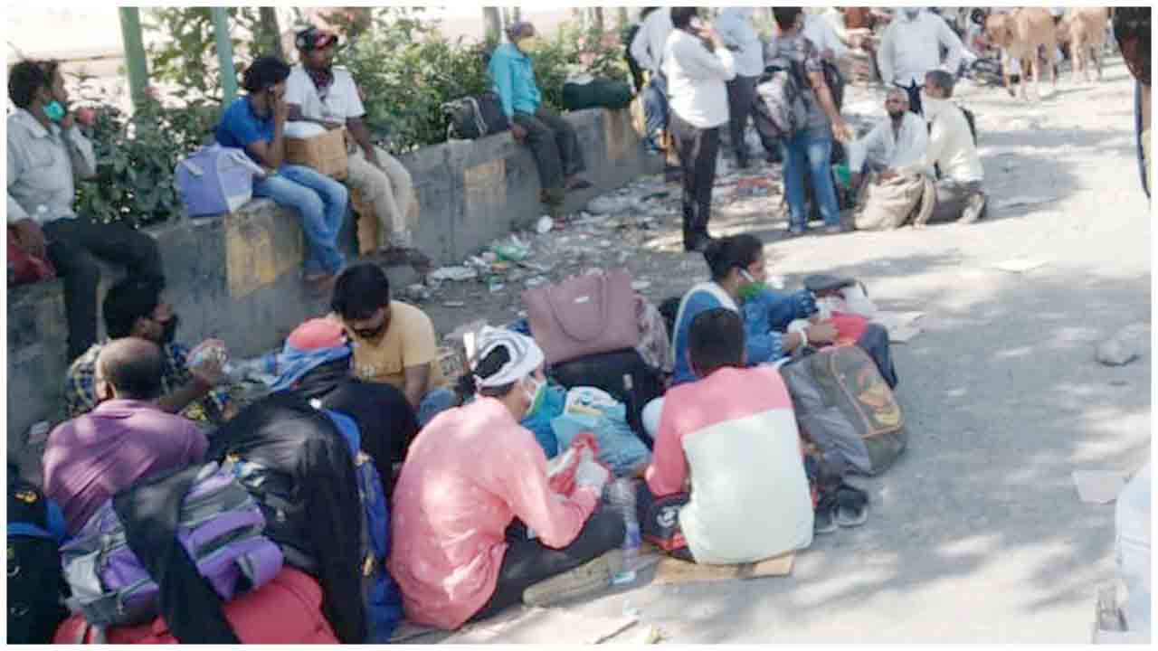 Govt Distributed Mineral Water and Electrolyte powder to Migrant Workers on Godhbandar Road